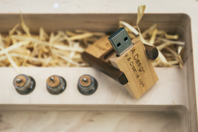 USB Stick in einer Holzbox