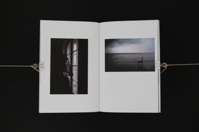 Eine Doppelseite eines Buches mit 2 kleinen, dunklen Bildern.