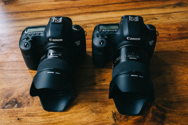 Zwei Kameras mit Objektiven