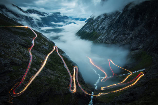 Verwinkelte Bergstraßen mit Leuchtspuren durch Langzeitbelichtung.