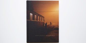 Aufnahme des Covers von Janine Graubaums Bildband Kosmos Train