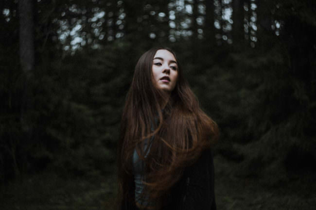 Eine Frau im Wald