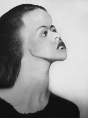 Seitenansicht einer Frau mit extrem verlängertem Hals.