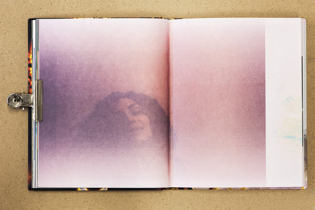 Aufgeschlagenen Buch mit formatfüllendem Bild einer verschwommenen Frau