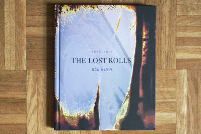 Buch mit dem Titel Lost Rolls Cover Fotografie auf Holzuntergrund