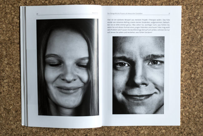 Abbildung eines Buches das zwei schwarz weiß Fotografien zeigt. Ein Jungengesicht und ein Frauengesicht.