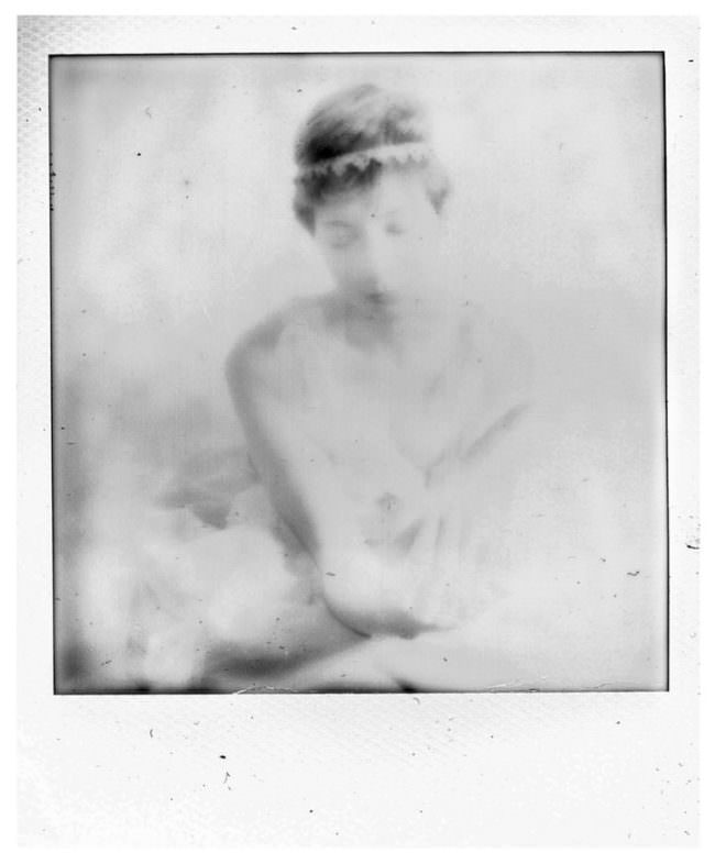 Polaroidbild mit einer schwarzweißen Abbildung einer Frau