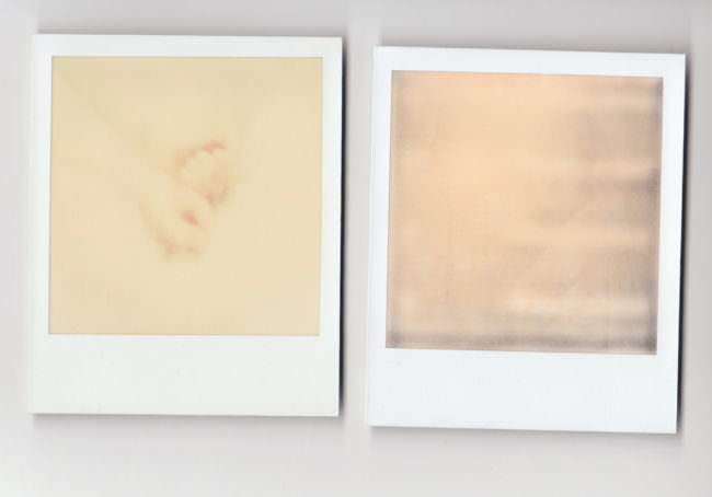 Abbildung von zwei Polaroids ohne erkennbaren Bildinhalt