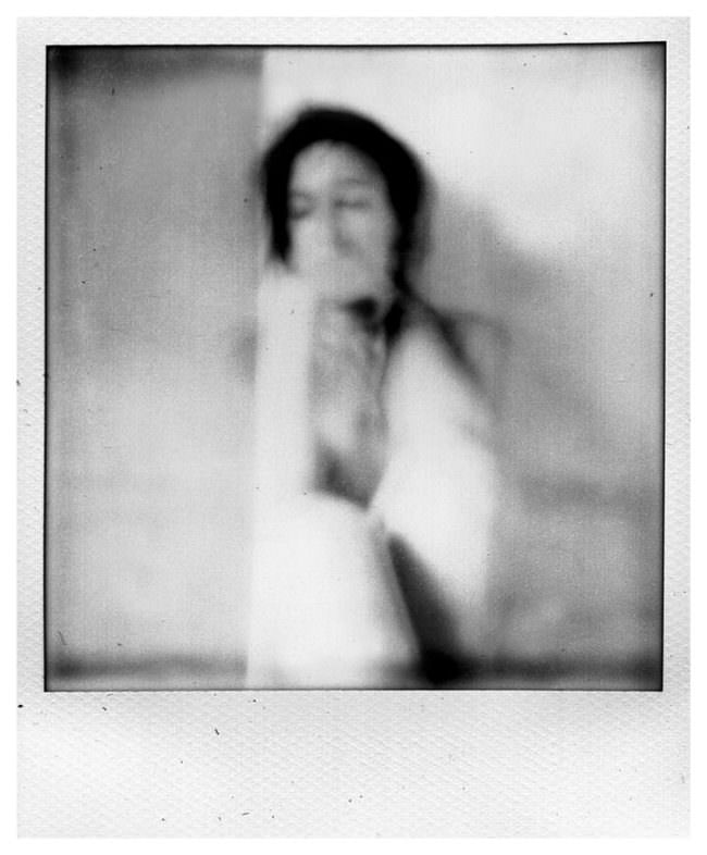 Polaroid Bild mit einer schwarzweißen Abbildung einer Frau