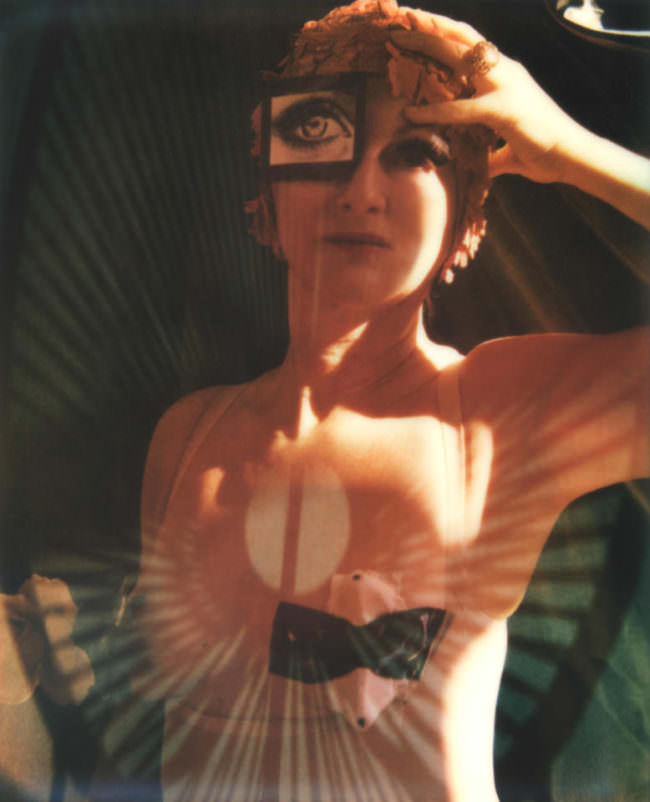 Mehrfachbelichtung einer Frau mit schwarzweißem Polaroidbild als rechtes Auge
