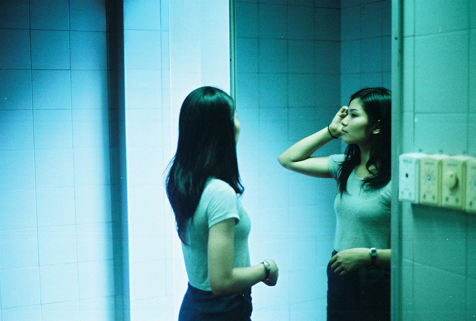 Mädchen vor einem Spiegel