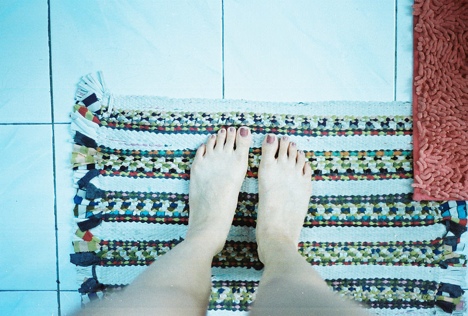 Füße auf einer Badematte