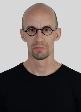 Ein Mann mit Brille.
