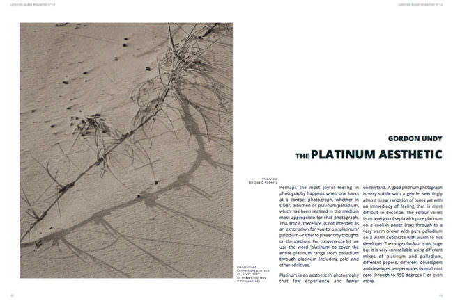 Ansicht einer Magazindoppelseite: links mit einem Foto von einem Zweig, der einen Schatten auf Sand wirft und rechts stehend ein Text.