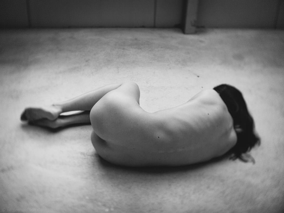 Eine Frau liegt am Boden