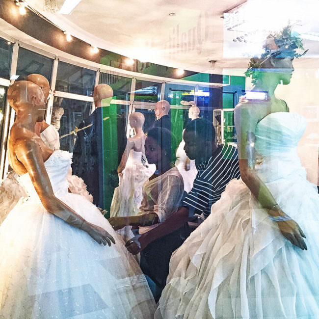 Ein Paar schaut sich Brautkleider in einem Laden an.