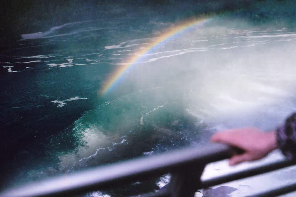 Regenbogen auf dem Meer von einem Schiff aus fotografiert