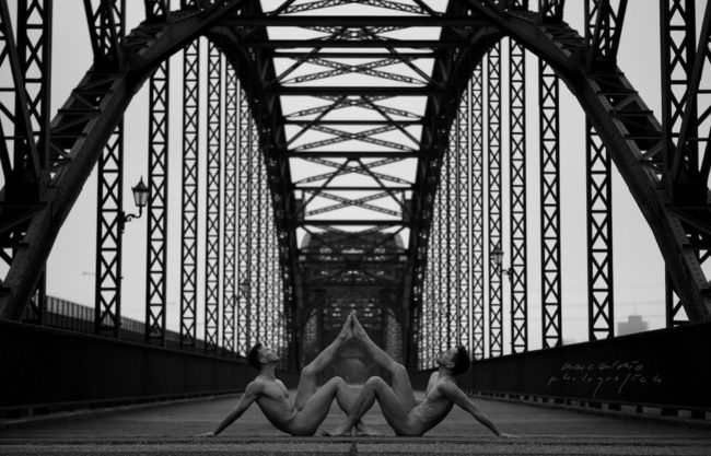 Zwei nackte Männer auf einer Brücke