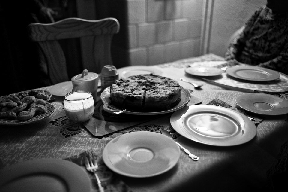 Ein Kuchen steht an gedecktem Tisch