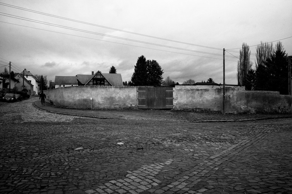 Eine Mauer vor einer leeren Straße