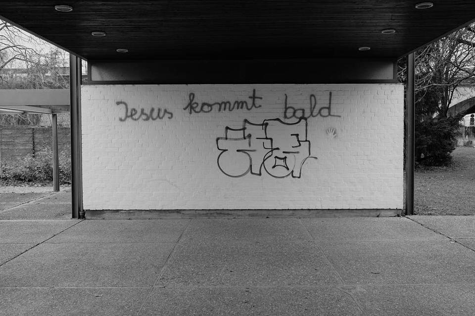 Ansicht einer Wand auf die mit Graffiti „Jesus kommt bald“ gesprüht wurde.