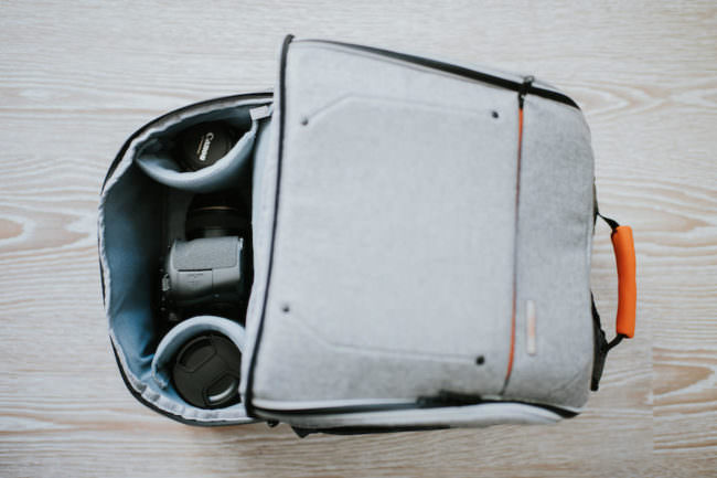 Blick auf das geöffnete Kamerafach eines grauen Rucksackes.