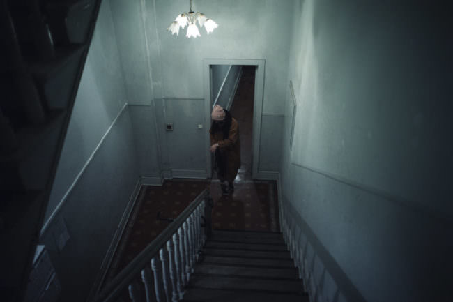 Eine Person geht durch ein Treppenhaus