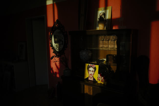 In einem Raum steht ein Portrait von Frida Kahlo