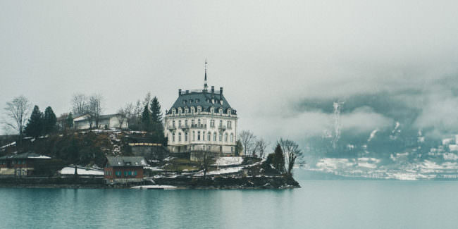 Ein Haus am See im Nebel