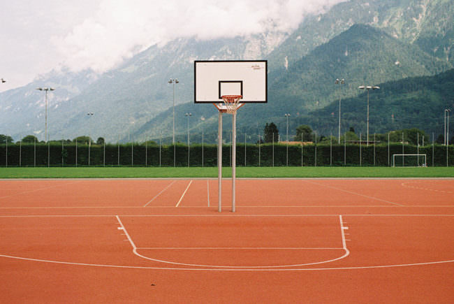 Ansicht eines Basketballplatzes im Freien.