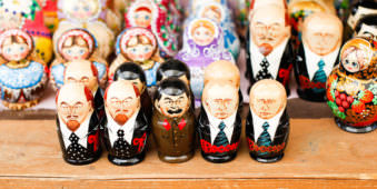 Matroschka Puppen als wichtige Staatsmänner bemalt.