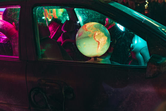 Ein erleuchteter Globus in einem Auto. 