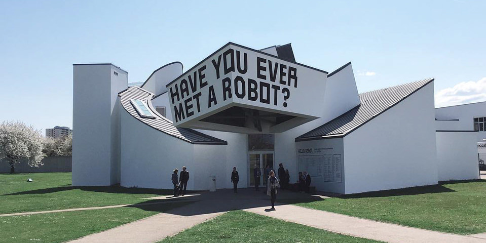 Auf einem Haus steht „Have you ever met a robot“