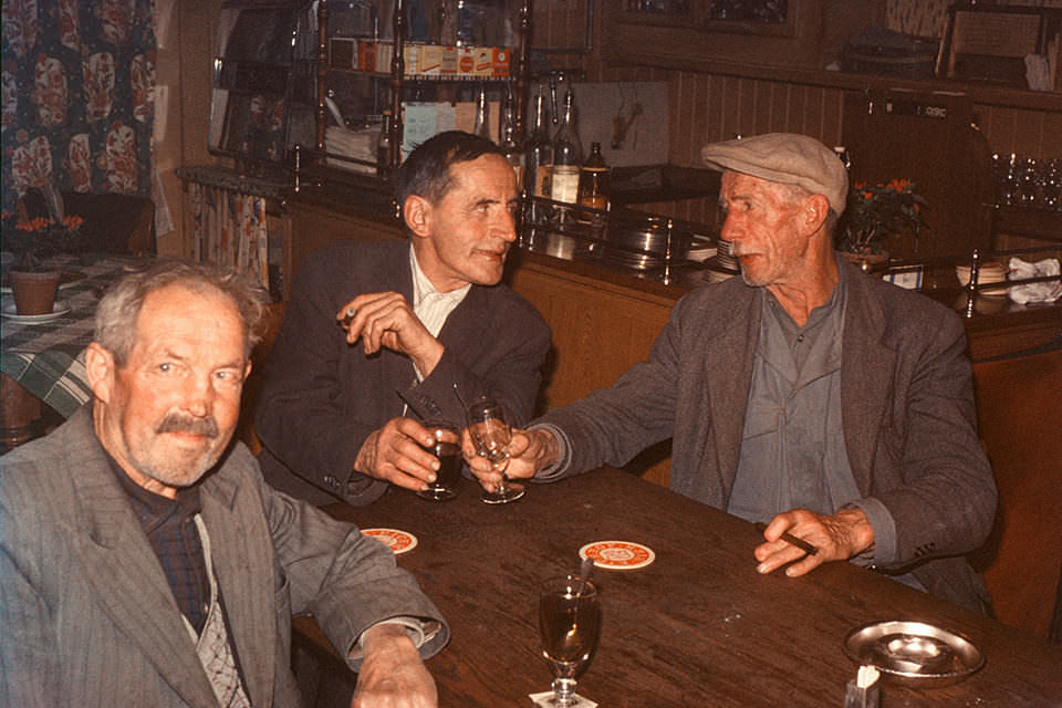 Drei Männer in einer Bar