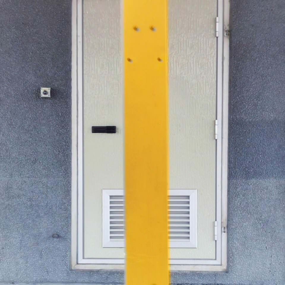 Gelber Balken vor einer Tür.