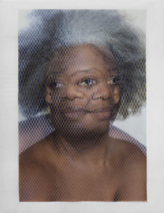 Zwei überlagerte, halbtransparente Portraits einer Frau mit grauen Haaren.