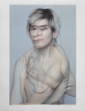 Zwei überlagerte, halbtransparente Portraits einer jungen, blonden Frau.