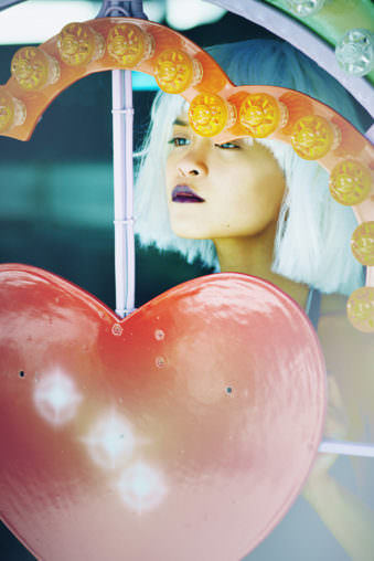 Eine Frau mit weißen Haaren und Herzluftballon
