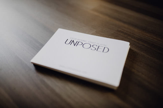 Ein Bild von eine Stapel Karten, auf deren oberster Karte groß das Wort "Unposed" steht.