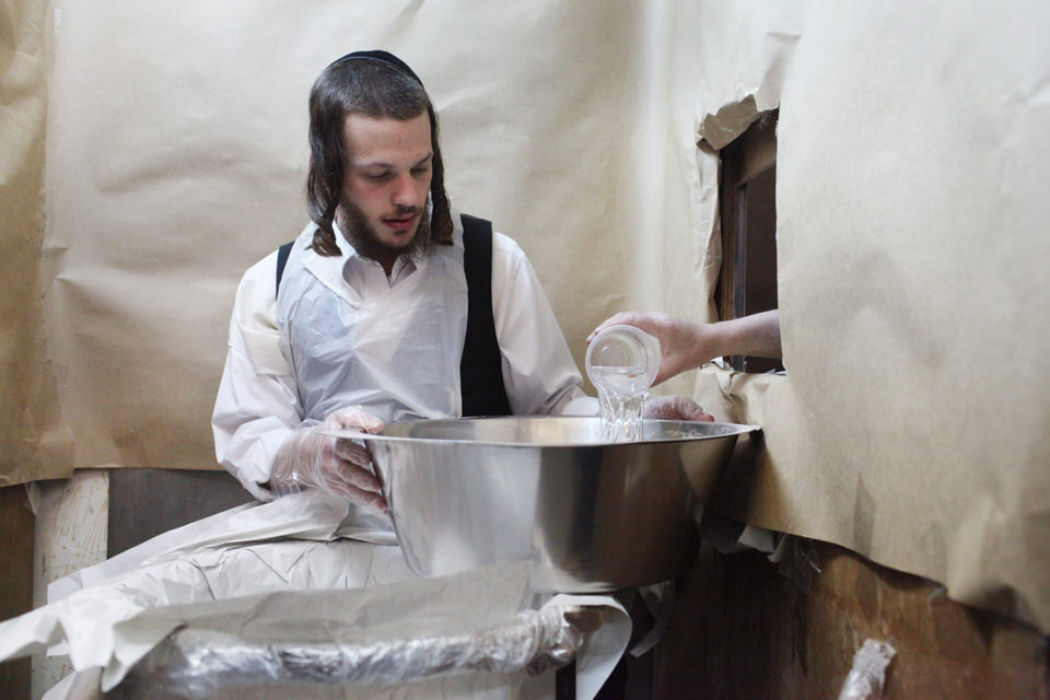 Ein orthodoxer Jude bereitet Matzen für das Pessach-Fest vor