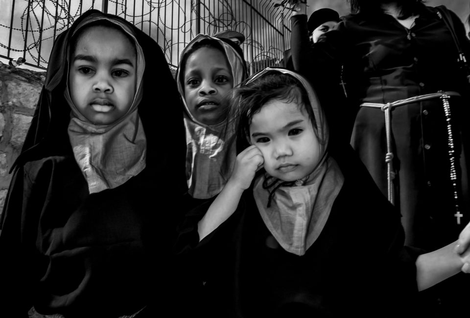 Kinder in orthodoxer Kleidung schauen in die Kamera