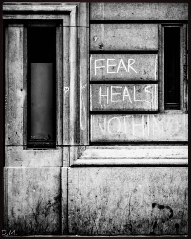 Hausfassade mit Aufschrift: Fear hels nothing.