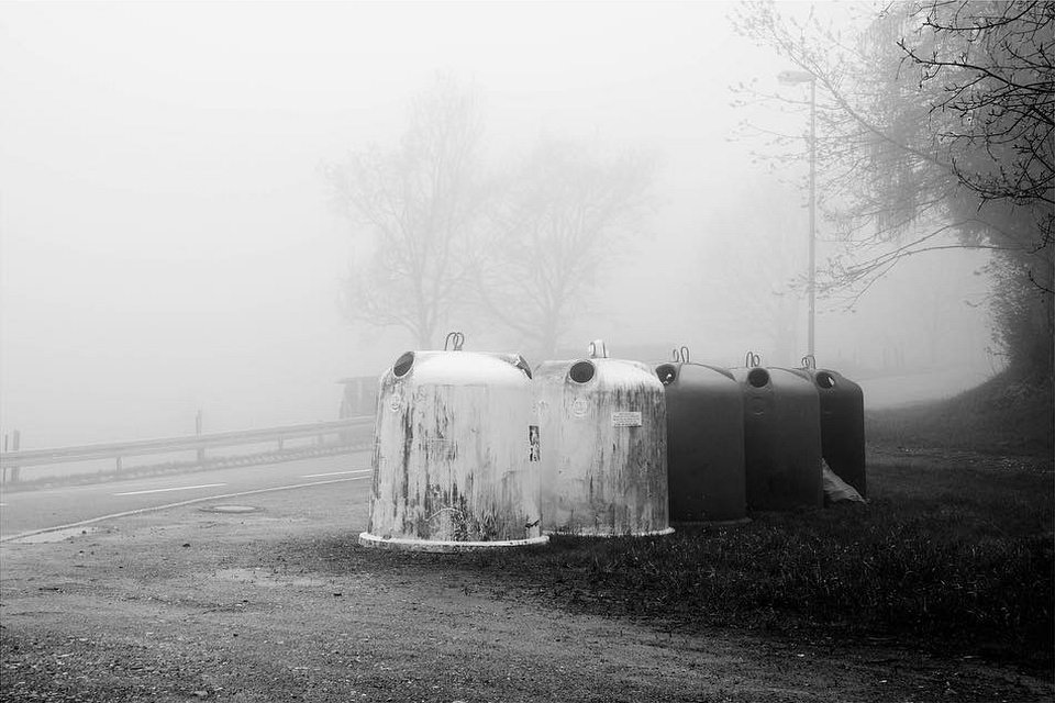 Altglascontainer im Nebel.