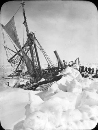 Ein vom Eis zerstörtes Schiff
