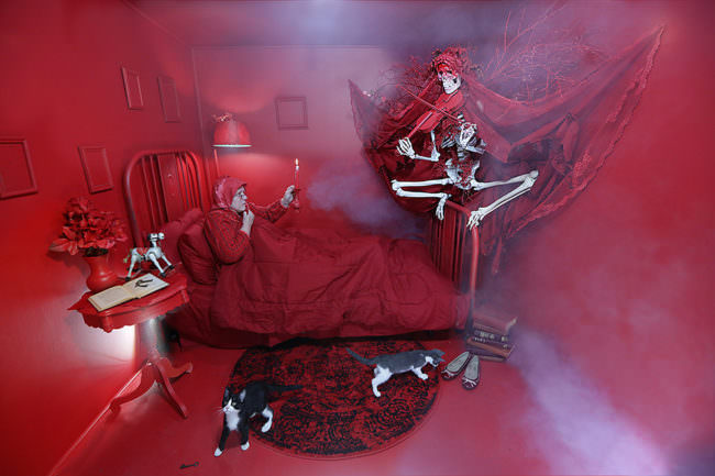 Eine Frau im Bett mit Skelett