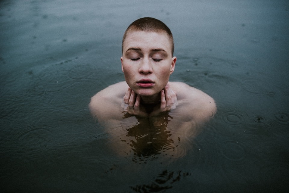 Portrait eines Menschen im Wasser während des Regens.