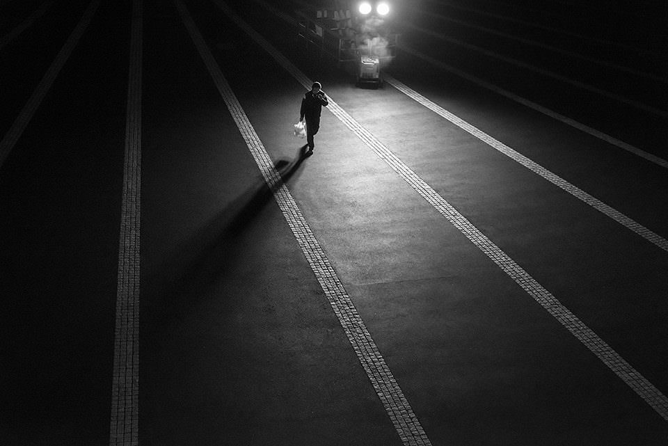 Eine Person bei Nacht auf einer Straße