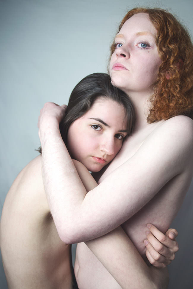 Zwei Frauen umarmen sich