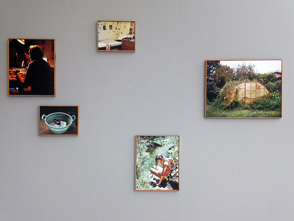 Ausstellungsansicht von gerahmten Fotografien an einer Wand.