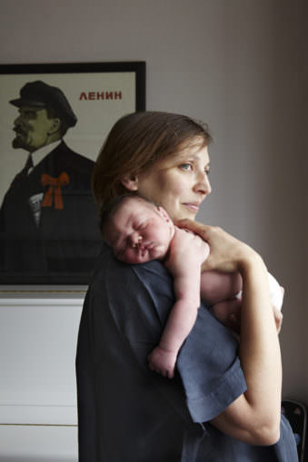 Junge Mutter mit Säugling im Arm. 